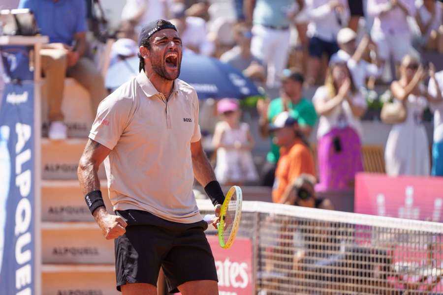 Marco Berrettini celebra su victoria en cuartos de final de Kitzbühel