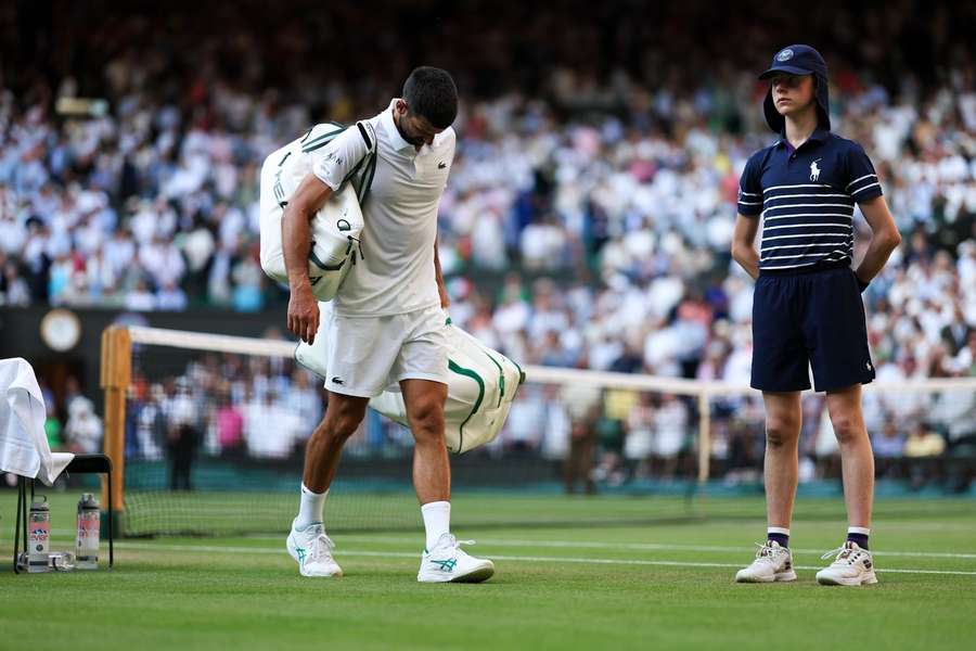 Zklamaný Djokovič opouští wimbledonský centrkurt.