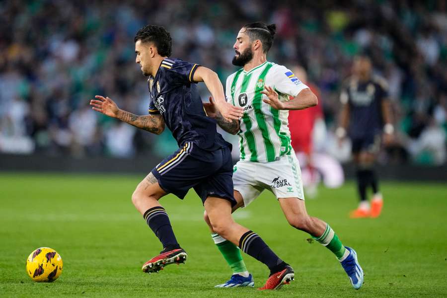 Isco intenta frenar a Ceballos