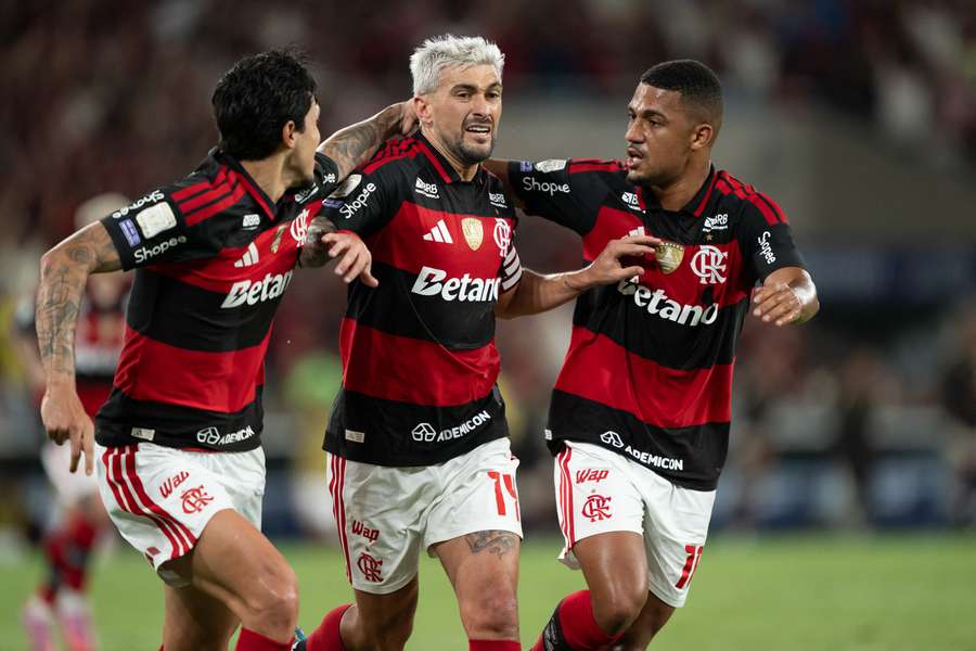 Arrascaeta é celebrado por companheiros após marcar o primeiro gol do Flamengo