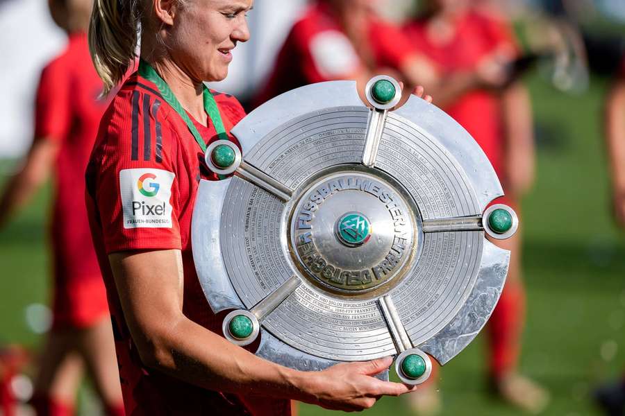 Für Pernille Harder ist es die fünfte Deutsche Meisterschaft - die erste mit dem FC Bayern.