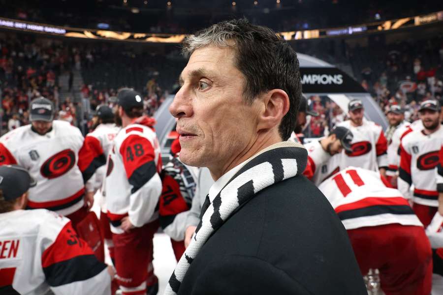 Rod Brind'Amour vyhrál pro Carolinu už druhý Stanley Cup. Rod Brind'Amour vyhrál pro Carolinu už druhý Stanley Cup.