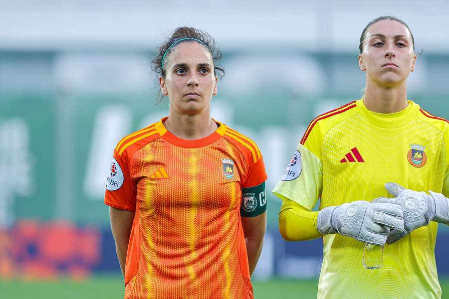 Regina enverga a braçadeira de capitã