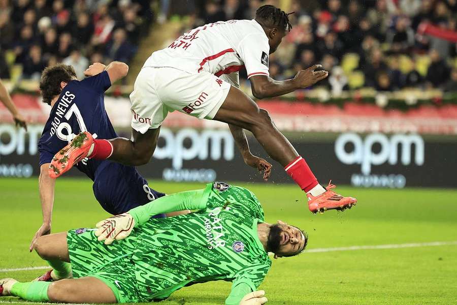 Singo și Donnarumma în timpul incidentului de la Monaco-Paris în Ligue 1. 