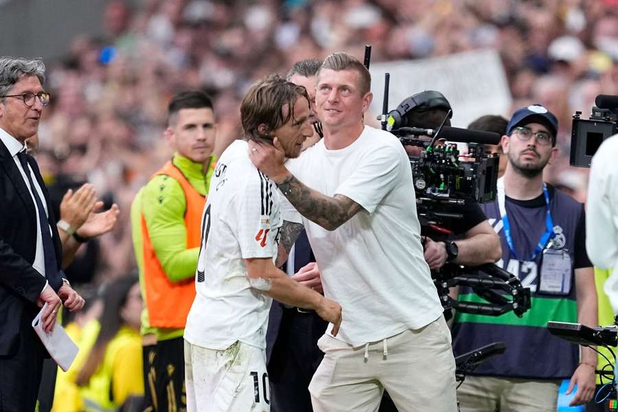 Wartete auf Luka Modric bei dessen letzter Auswechslung im Madrid-Trikot: Toni Kroos (r.)