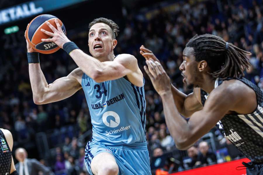 Justin Bean durante el partido contra el Bolonia en marzo