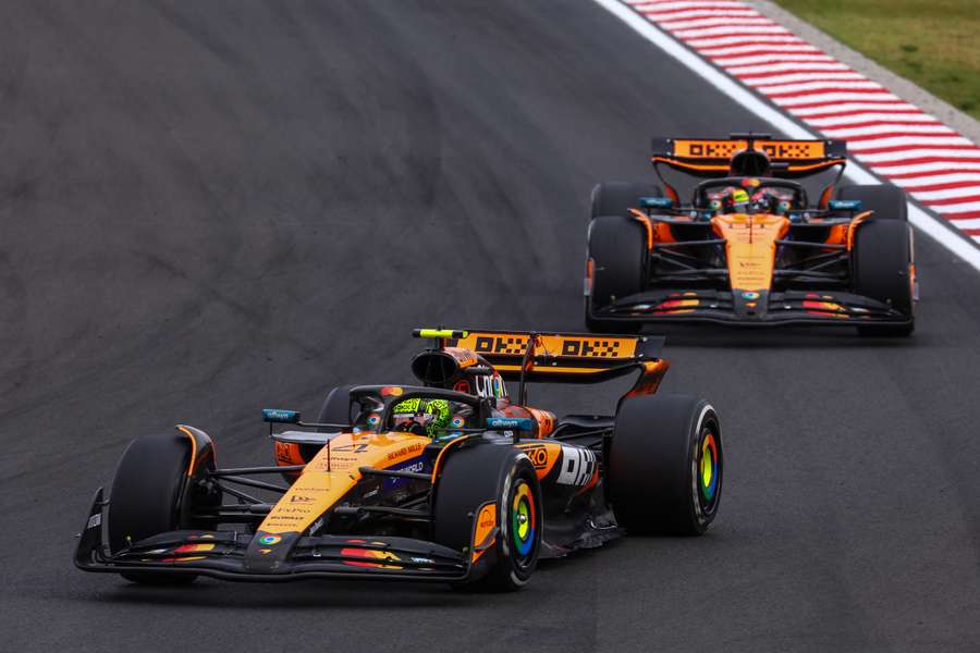 Lando Norris vor Teamkollege Oscar Piastri