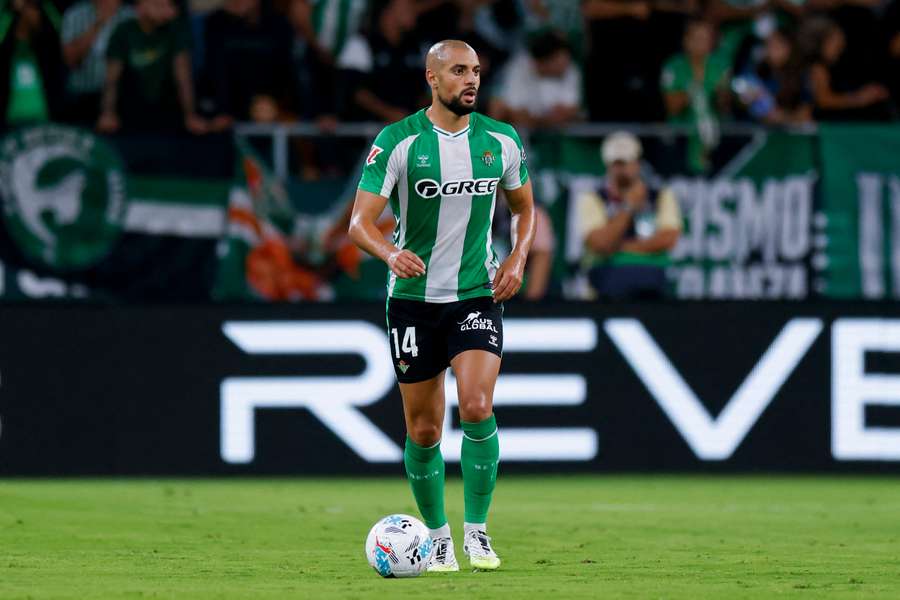 Amrabat conduce el balón