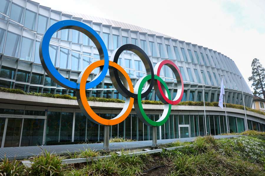 Gli anelli olimpici sono all'esterno della sede del Comitato Olimpico Internazionale a Losanna
