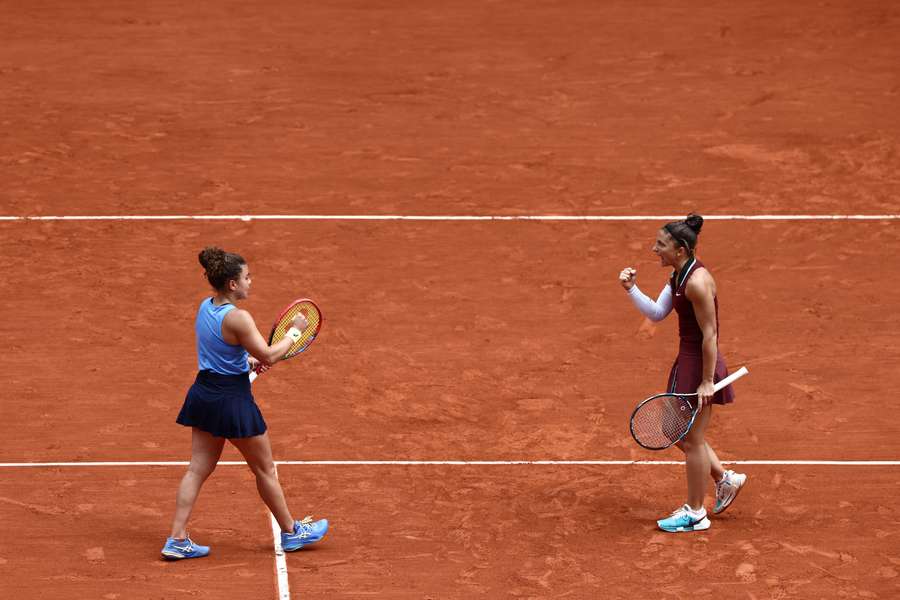 Jasmine Paolini e Sara Errani durante la finale del doppio femminile a Parigi