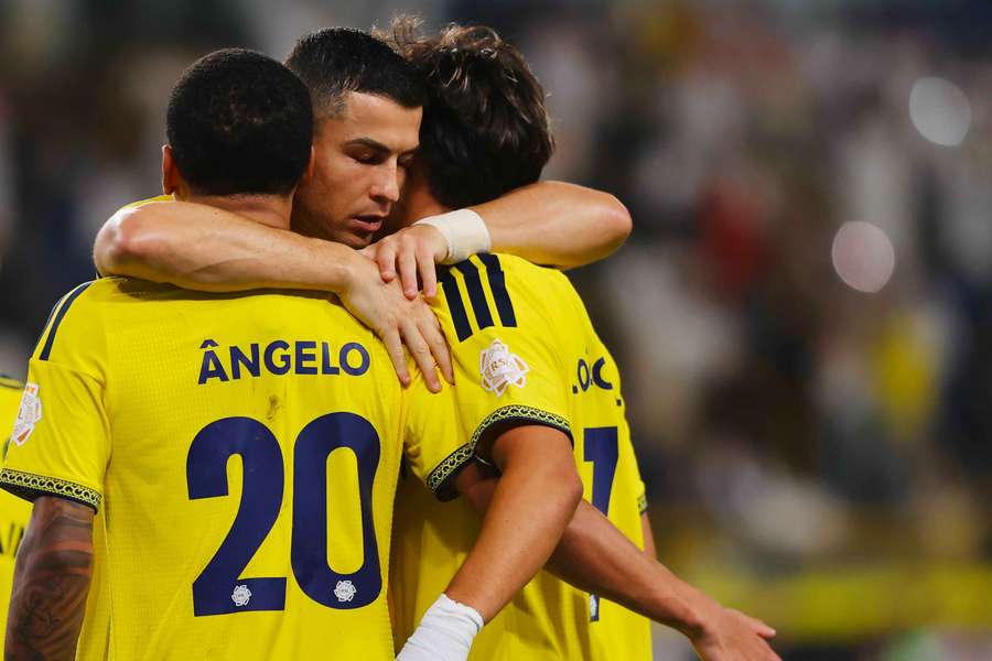 Ronaldo abraça Félix e Ângelo que estiveram na jogada do golo