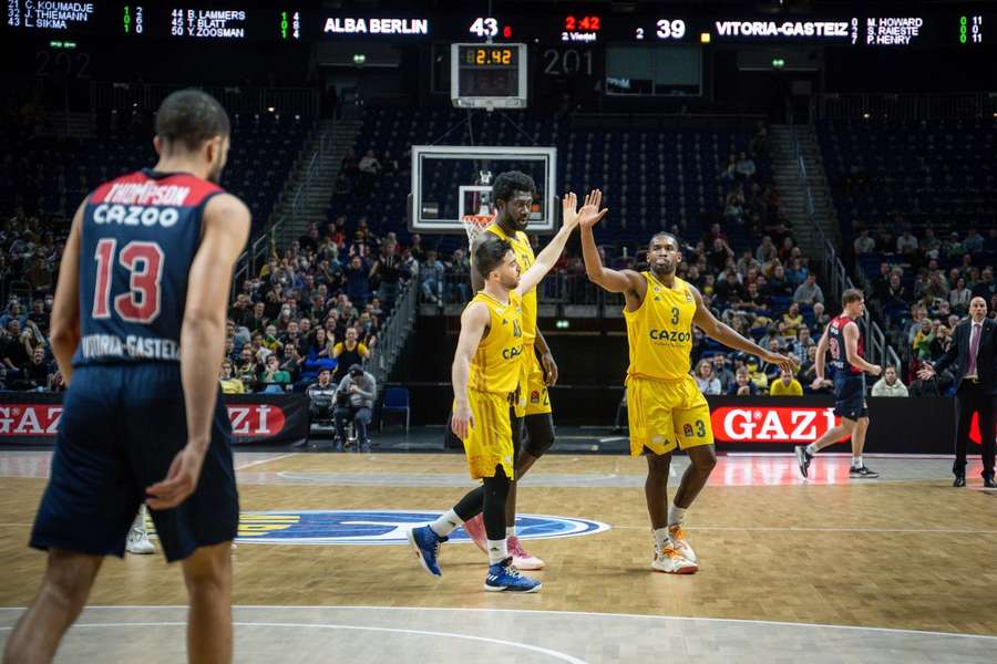 Jaleen Smith, Tamir Blatt und Christ Koumadje von ALBA Berlin beim Spiel gegen Vitoria