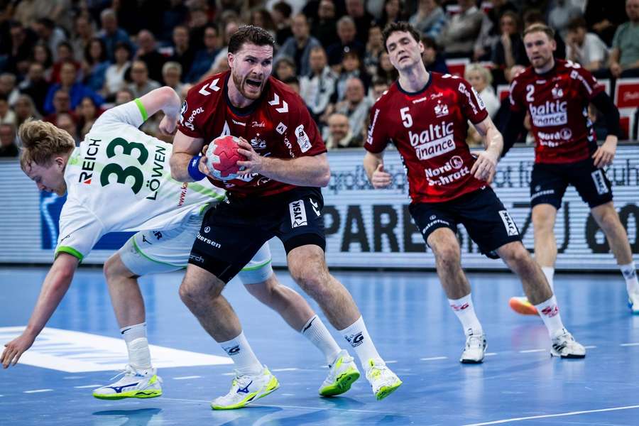 Johannes Golla (m.) gewinnt einen Zweikampf am Kreis Johannes Golla (m.) gewinnt einen Zweikampf am Kreis