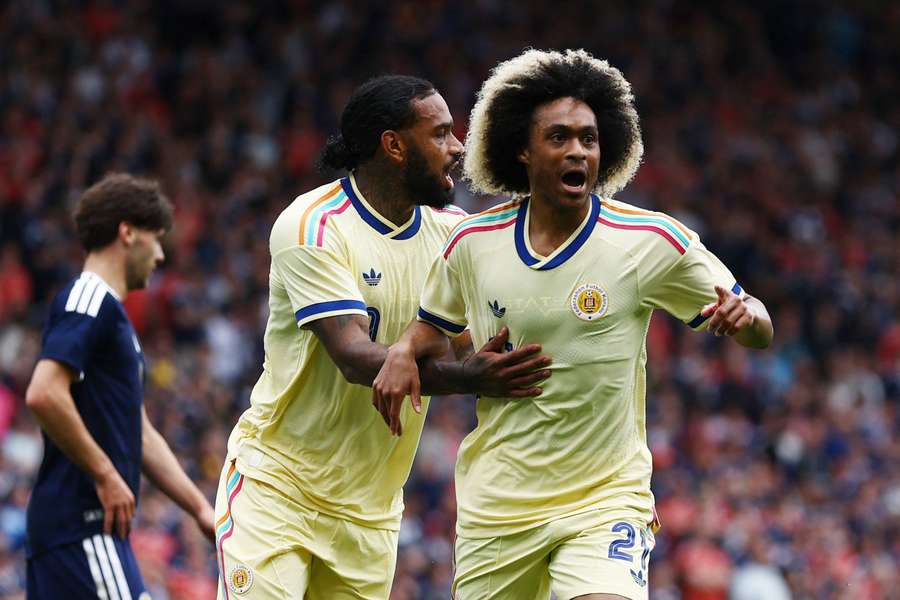 Locadia (M.) und Chong (r.) bejubeln ein Tor im Testspiel gegen Schottland (1:4) Locadia (M.) und Chong (r.) bejubeln ein Tor im Testspiel gegen Schottland (1:4)