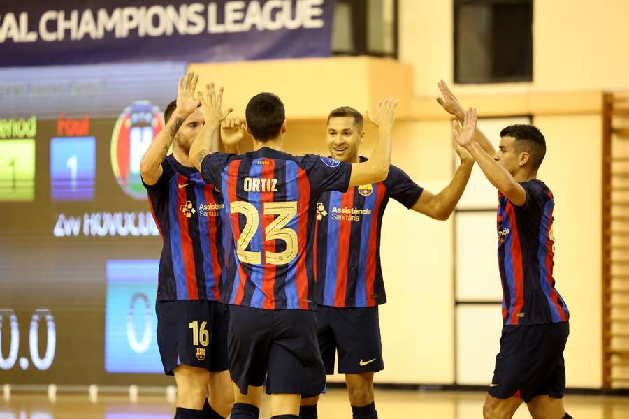 Los jugadores del Barça Futsal celebran un gol.