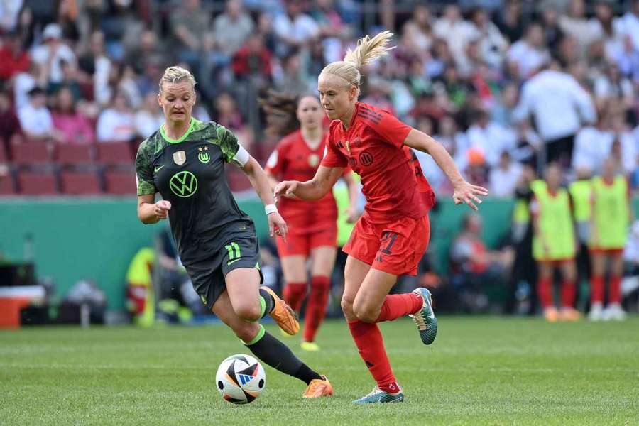 Pernille Harder (r.) und Alexandra Popp  im Zweikampf