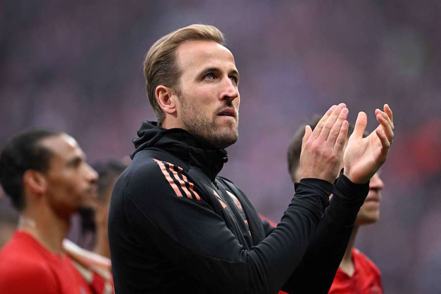 Harry Kane, del Bayern de Múnich, aplaude a los aficionados tras la victoria ante el RB Leipzig.