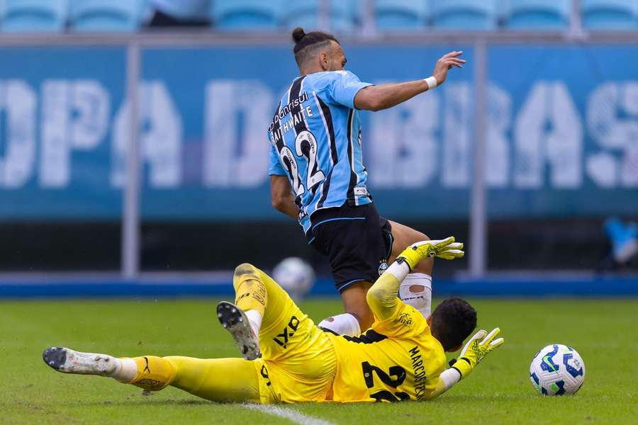 Árbitro marcou pênalti de Marcos Felipe em Braithwaite