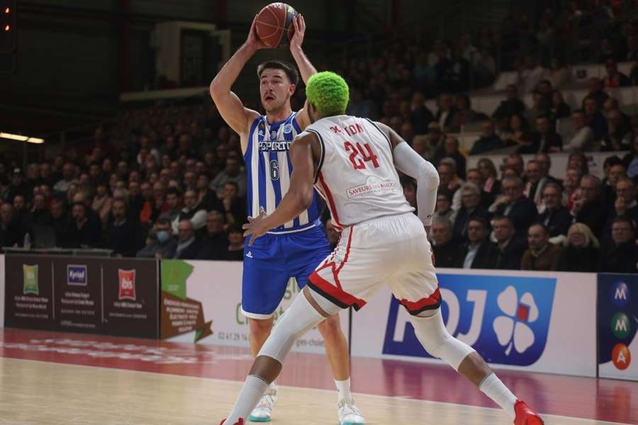 Francisco Amarante, do FC Porto, tenta ultrapassar um adversário Francisco Amarante, do FC Porto, tenta ultrapassar um adversário