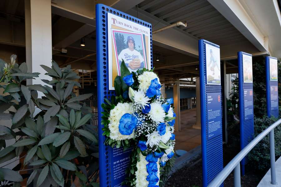 Bloemen bij het plakkaat van Fernando Valenzuela in het stadion van de Dodgers