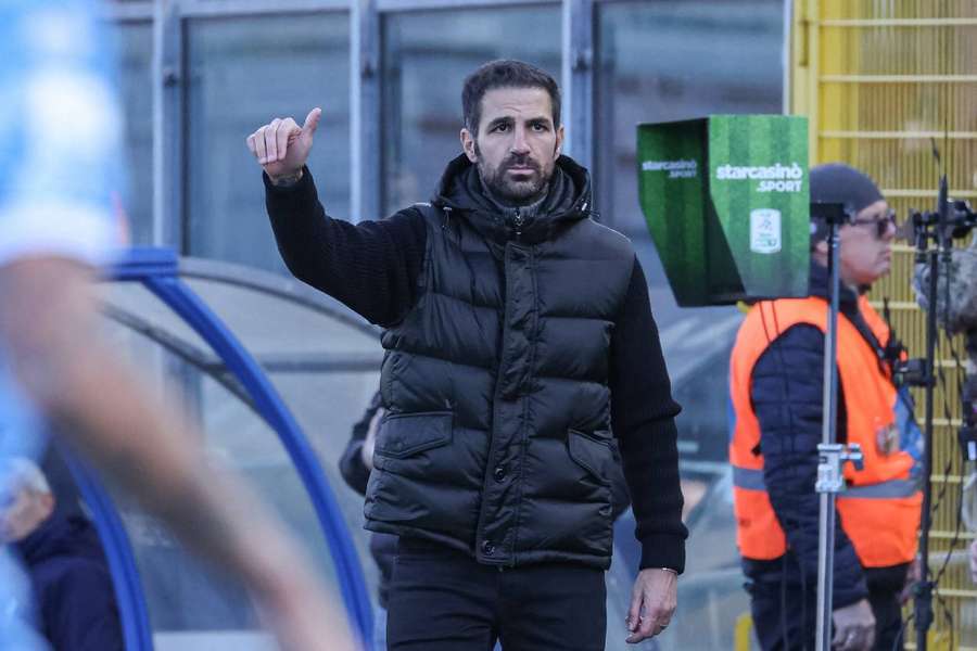 Cesc Fábregas sa oficiálne stal hlavným trénerom Coma, v ktorom pôsobí aj Slovák Peter Kováčik.