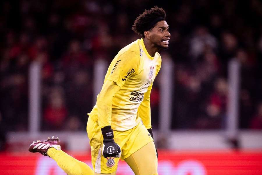 Hugo Souza foi um dos destaques da vitória do Corinthians