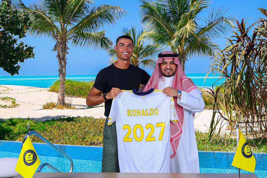 Cristiano Ronaldo ha firmado un contrato de dos años con el Al Nassr