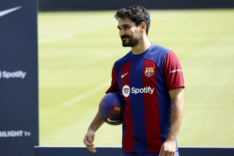 Gundogan posa durante a apresentação no Barcelona