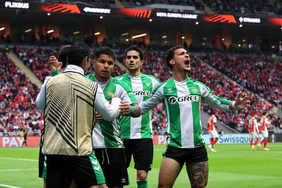 Cucho Hernández, felicitado por sus compañeros, con un Antony exaltado por el empate