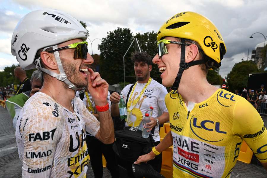 Pogacar con Adam Yates nella tappa finale del Tour de Francia Pogacar con Adam Yates nella tappa finale del Tour de Francia