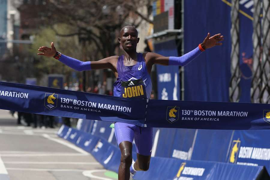 John Korir bateu o recorde do percurso em Boston, concluindo em 2:01.52 e retirando 70 segundos à marca de Geoffrey Mutai