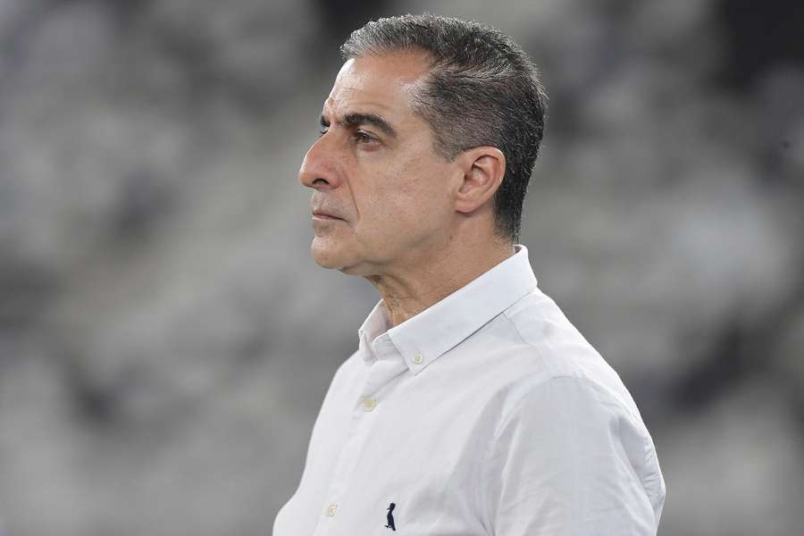 Renato Paiva ainda tenta encontrar o time ideal do Botafogo
