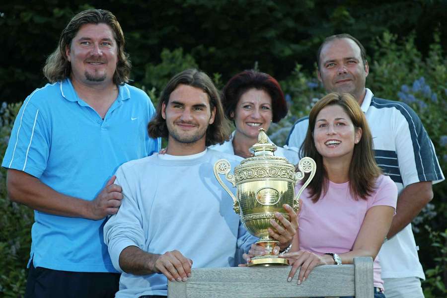 Peter Lundgren (stânga), alături de Roger Federer Peter Lundgren (stânga), alături de Roger Federer