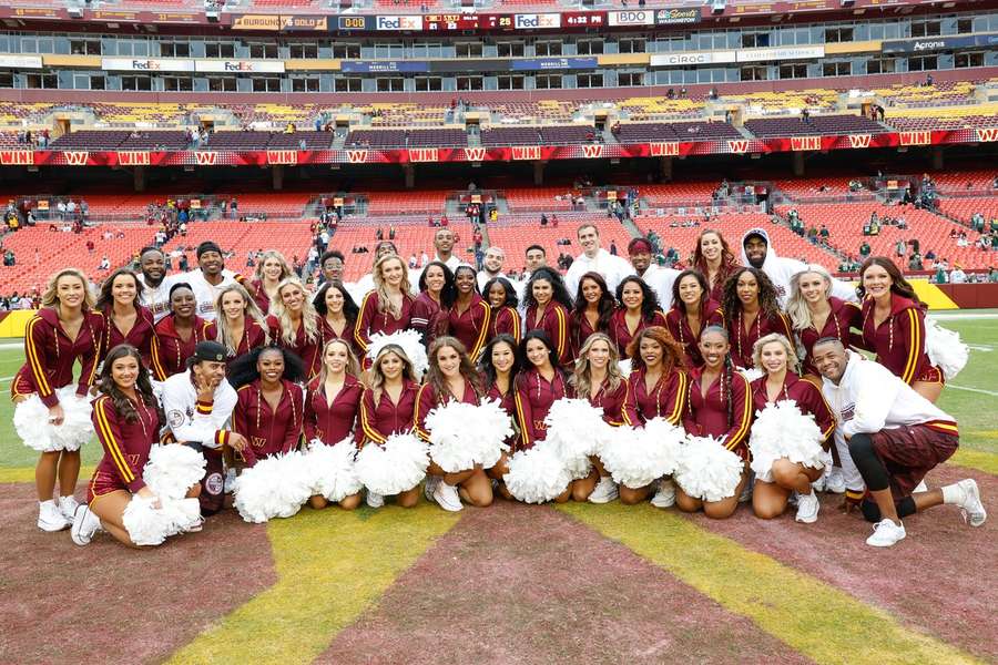 Cheerleaders van de Washington Commanders tijdens een wedstrijd in oktober 2022