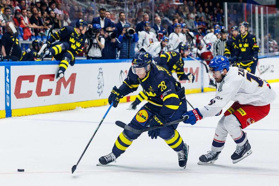 Filip Zadina doráží na Antona Bengtssona v zápase Česka se Švédskem. Filip Zadina doráží na Antona Bengtssona v zápase Česka se Švédskem.