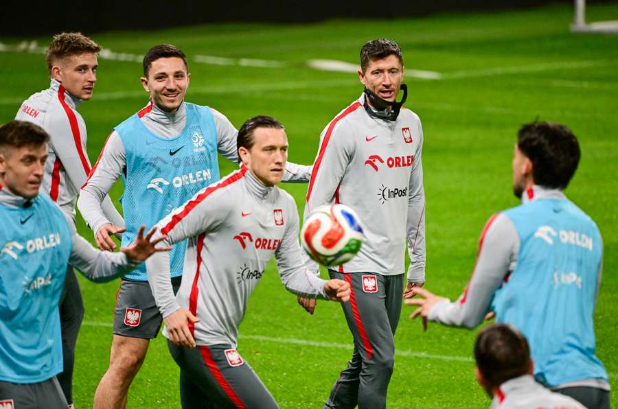 Kibice godzinami czekali pod hotelem w Solnej na autografy polskich piłkarzy