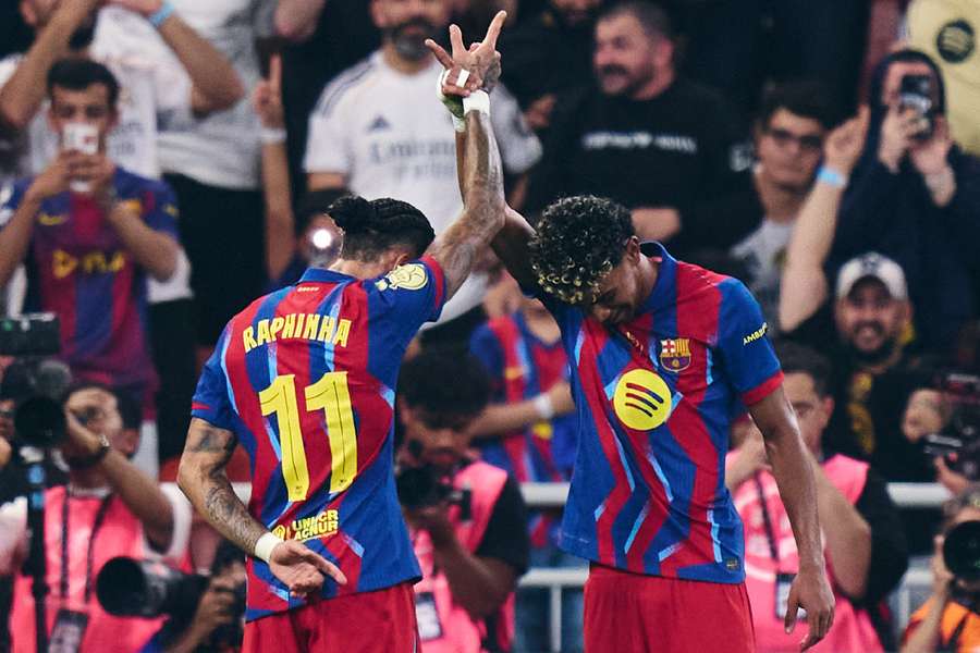 Raphinha celebra gol ao lado da jovem estrela Lamine Yamal Raphinha celebra gol ao lado da jovem estrela Lamine Yamal