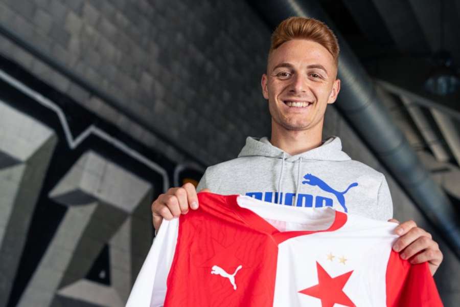 Andres Dumitrescu bude teraz obliekať dres Slavie. 