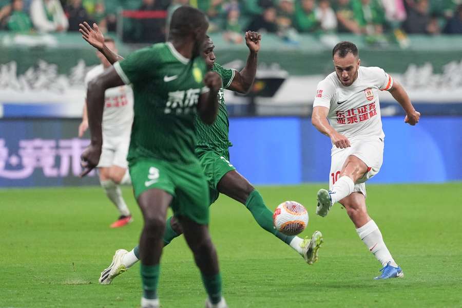 Serginho (de branco) durante um jogo com o Changchun Yatai