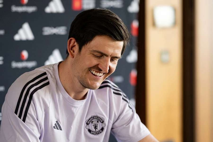 Maguire pri podpise predĺženia kontraktu.