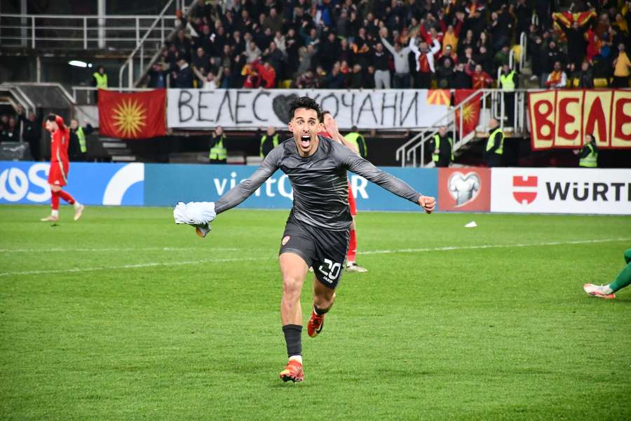 Miovski celebra uno de sus goles con Macedonia.