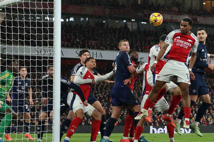 El defensa neerlandés del Arsenal, Jurrien Timber, marcando el primer gol