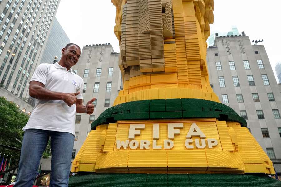 Cafu, capitão do Penta, em frente a Copa do Mundo de Lego em Nova York Cafu, capitão do Penta, em frente a Copa do Mundo de Lego em Nova York