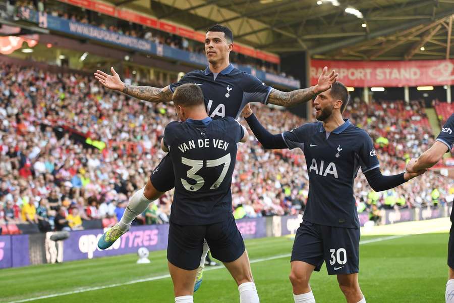 Tottenham não teve trabalho para superar o já rebaixado Sheffield