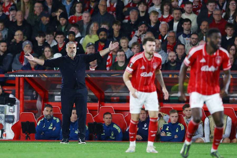 El entrenador del Nottingham Forest, Ange Postecoglou, reaccionando