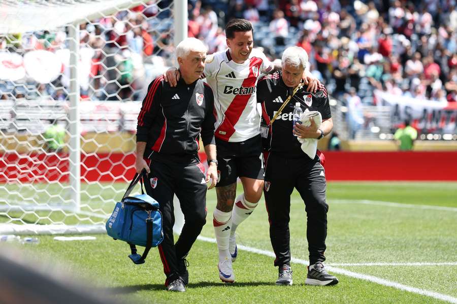 Driussi saiu machucado após marcar segundo gol do River Driussi saiu machucado após marcar segundo gol do River