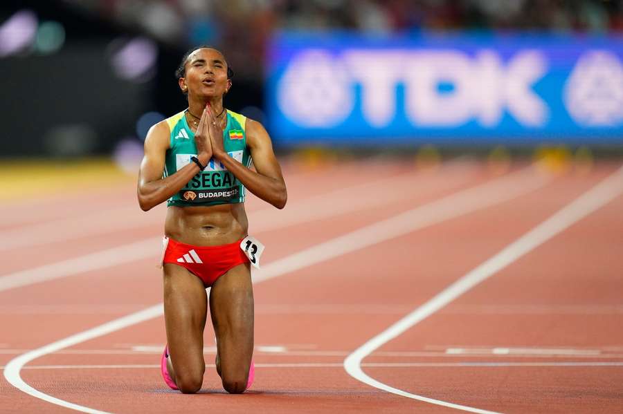 Husársky kúsok etiópskej atlétky na 5000 m. Vytvorila nový svetový rekord.