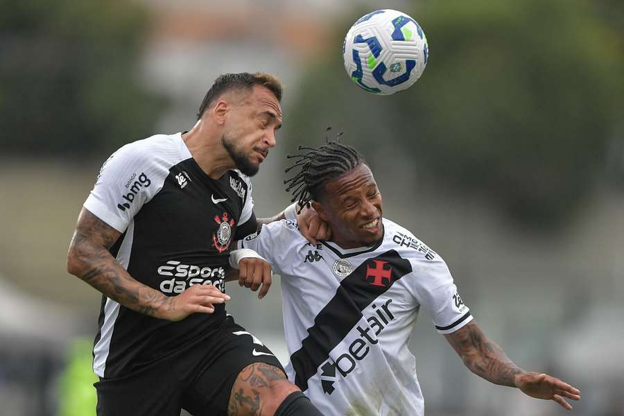 Tchê Tchê durante disputa de bola na partida entre Vasco e Corinthians Tchê Tchê durante disputa de bola na partida entre Vasco e Corinthians