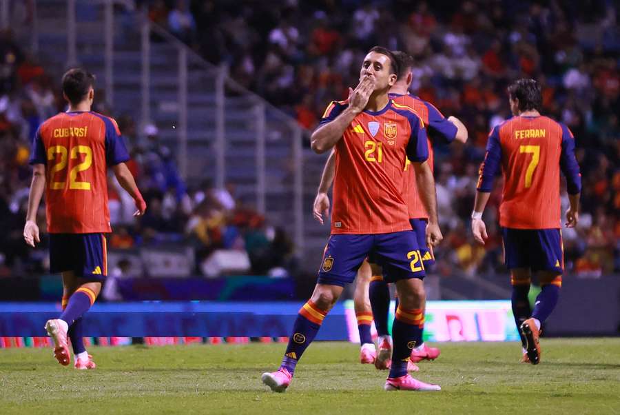 Atacante da Espanha comemorando gol contra o Peru. Atacante da Espanha comemorando gol contra o Peru.