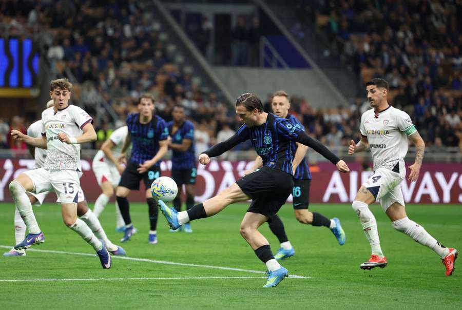 Inter pokonał u siebie Cagliari 2:1.